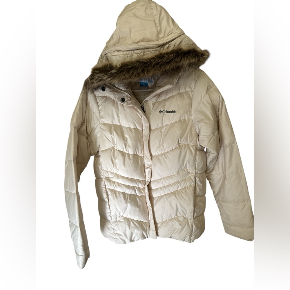 Woman’s size small Columbia coat 🧥 with fur lined detachable hood